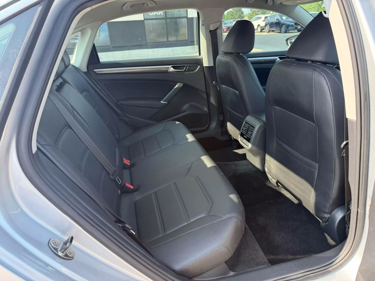 2017 Volkswagen Passat - Image 22