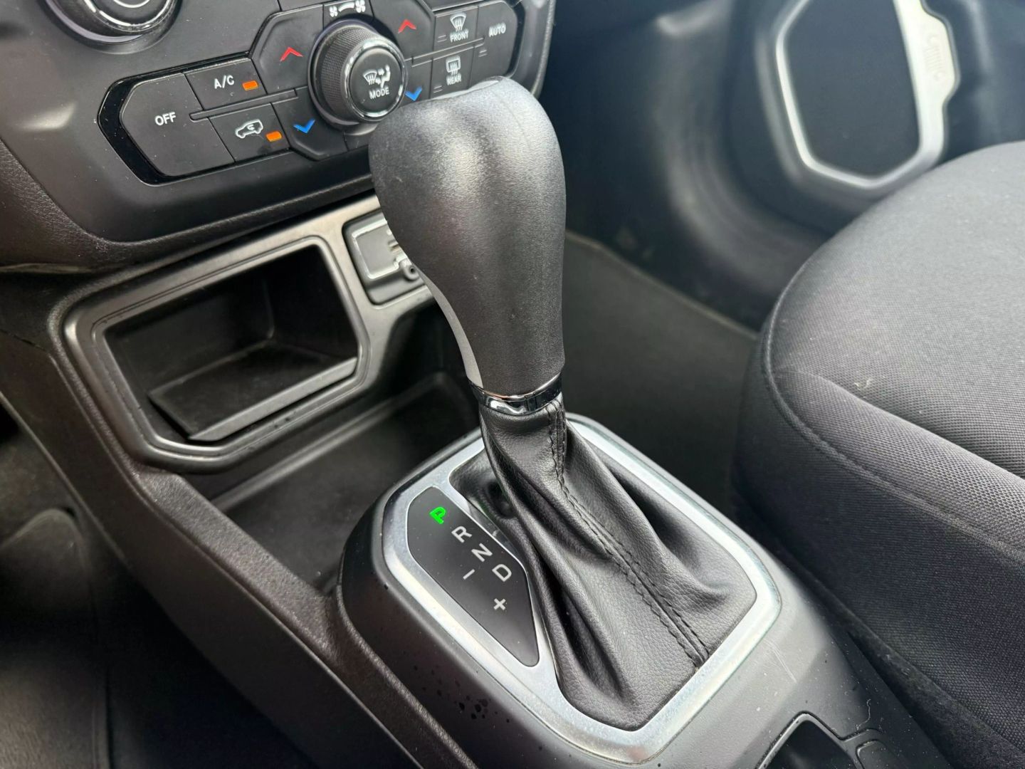 2021 Jeep Renegade - Image 26