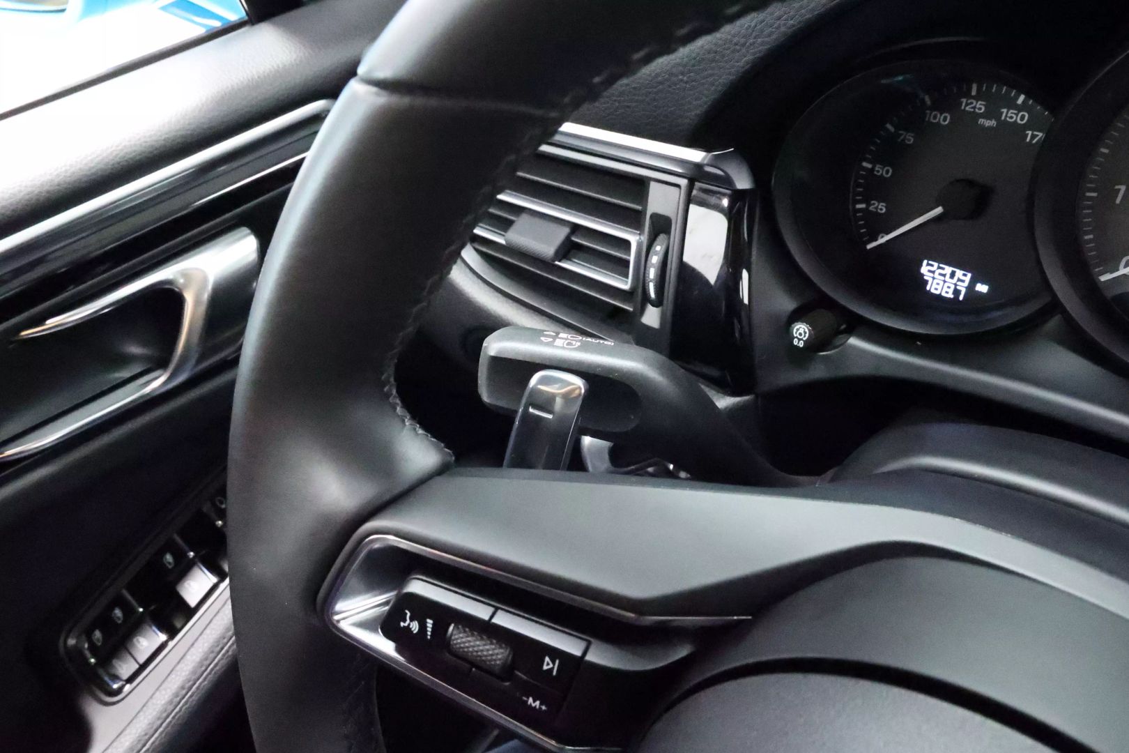 2022 Porsche Macan - Image 24