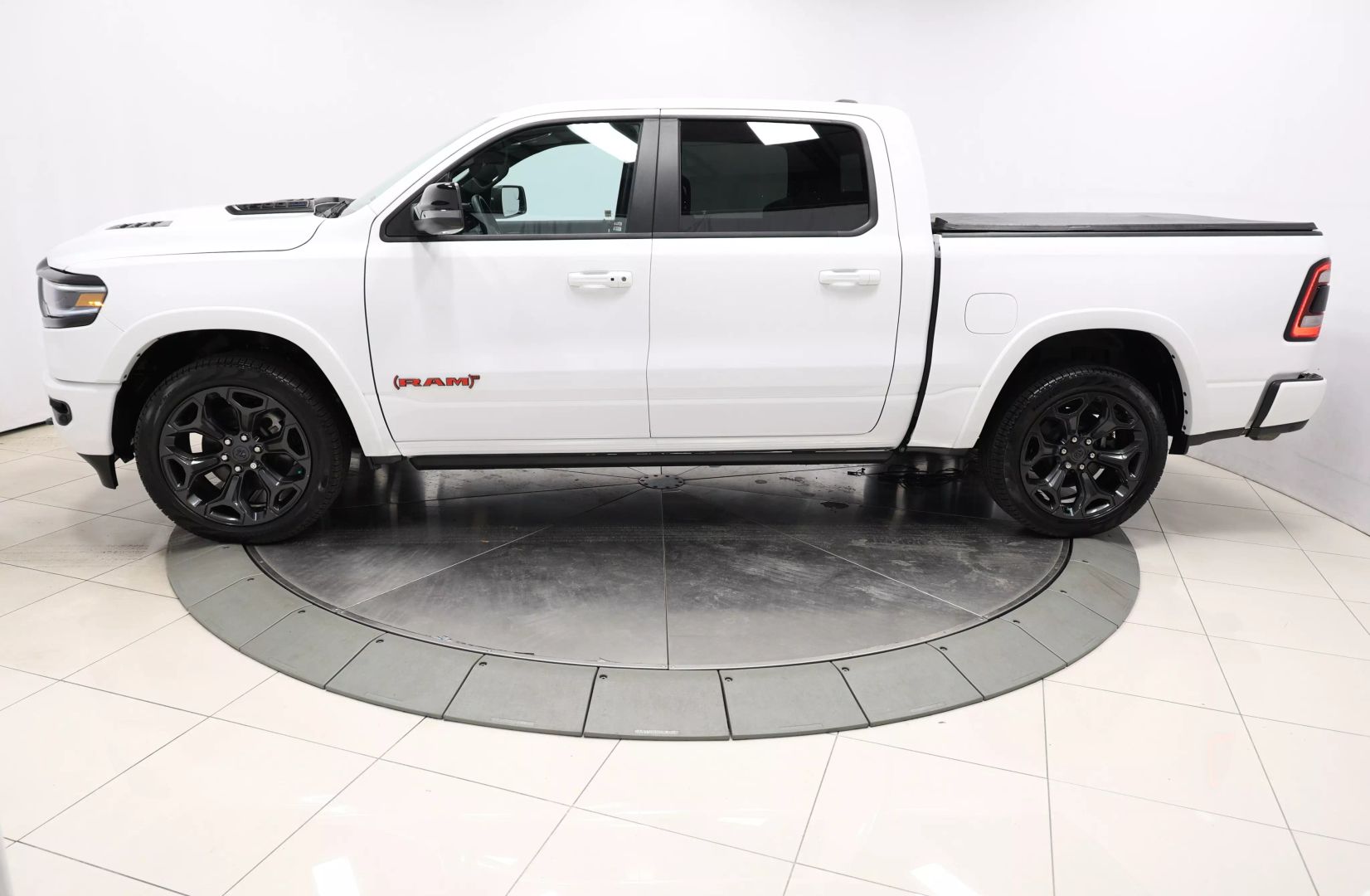 2023 Ram 1500 Crew Cab - Image 6