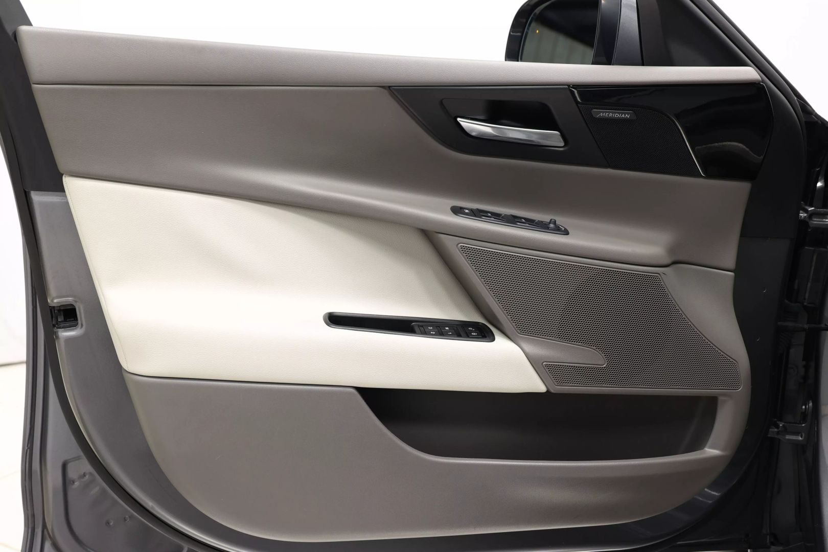 2019 Jaguar Xe - Image 9