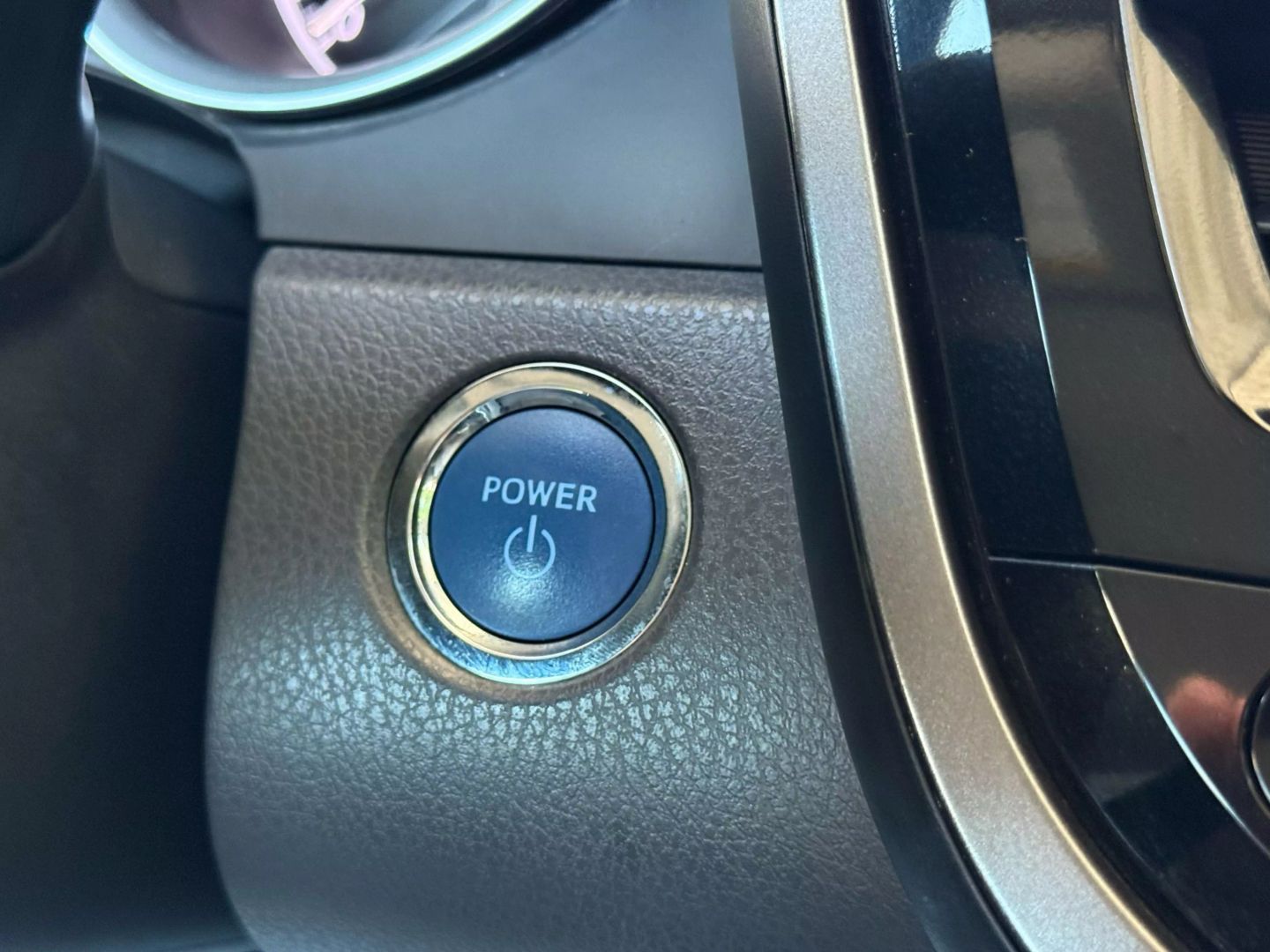 2022 Toyota Camry Hybrid - Image 29