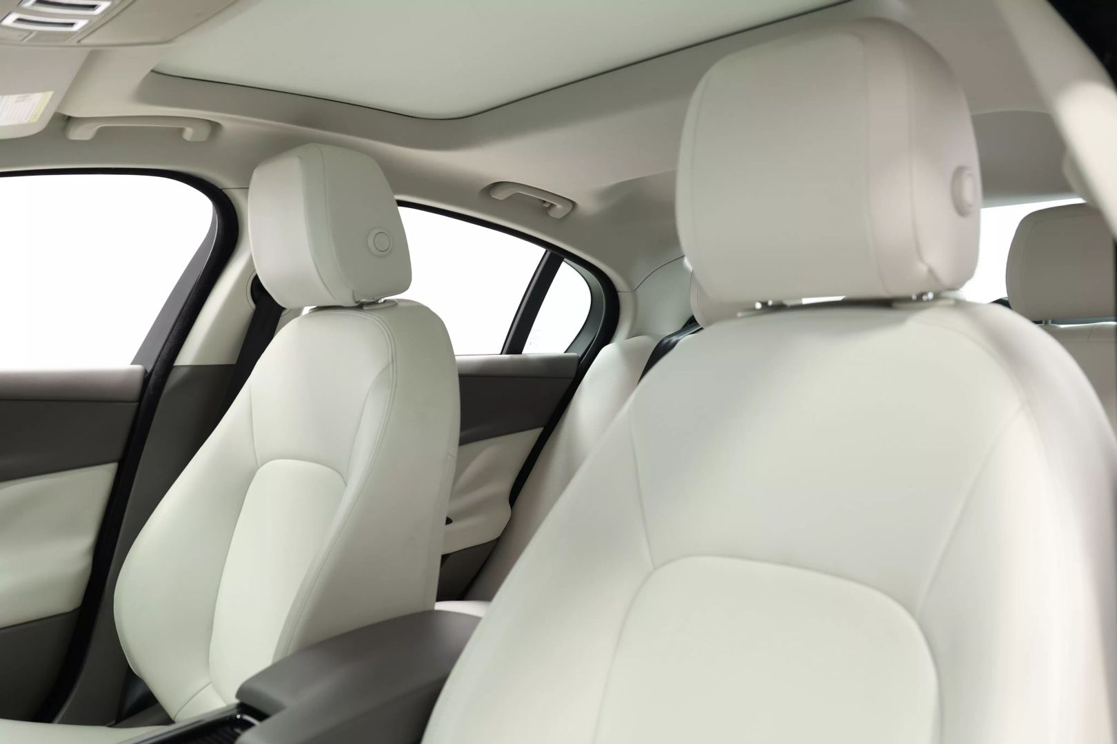 2019 Jaguar Xe - Image 21