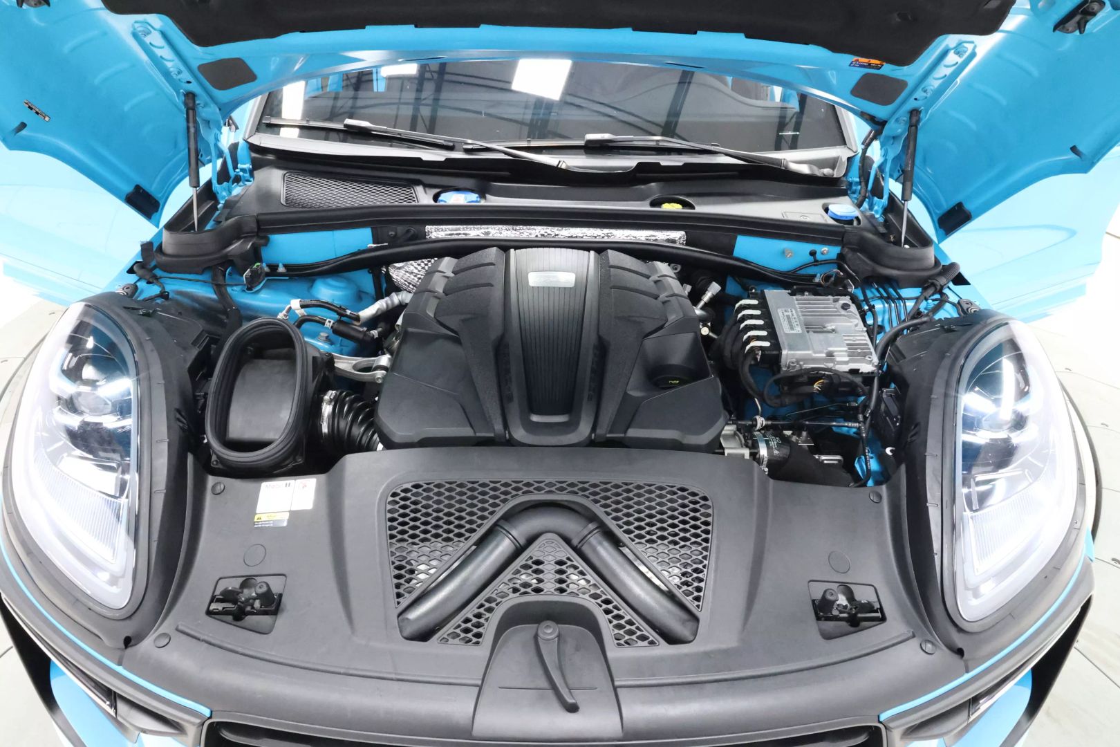 2022 Porsche Macan - Image 97