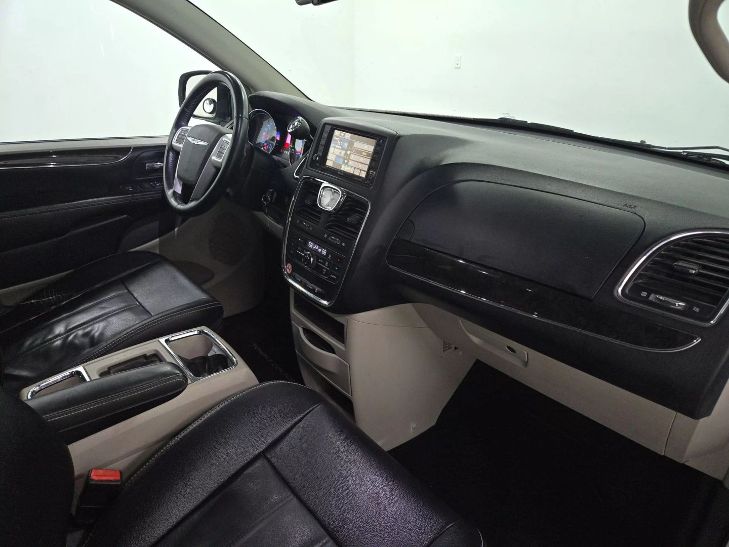 2015 Chrysler Town & Country - Image 24