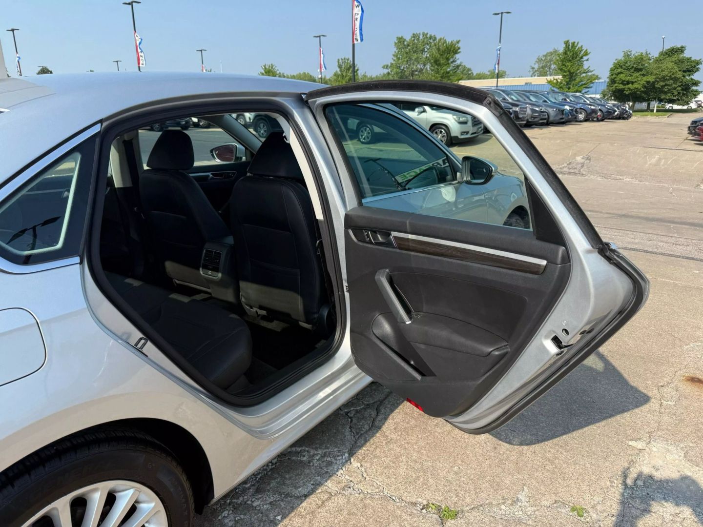 2017 Volkswagen Passat - Image 21