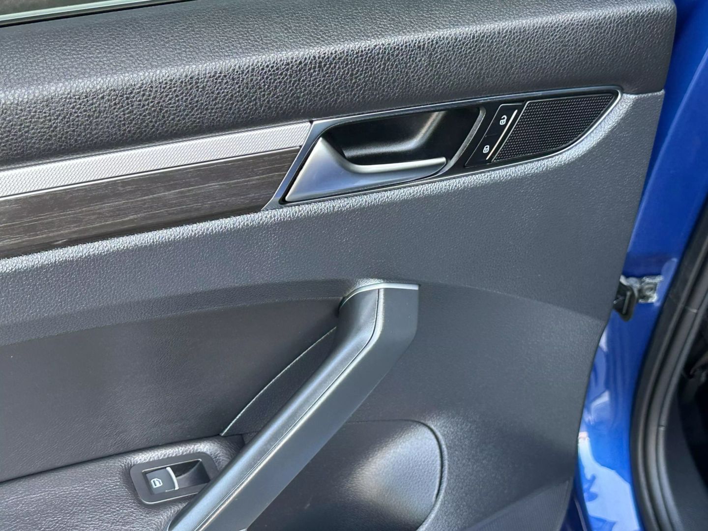 2017 Volkswagen Passat - Image 16