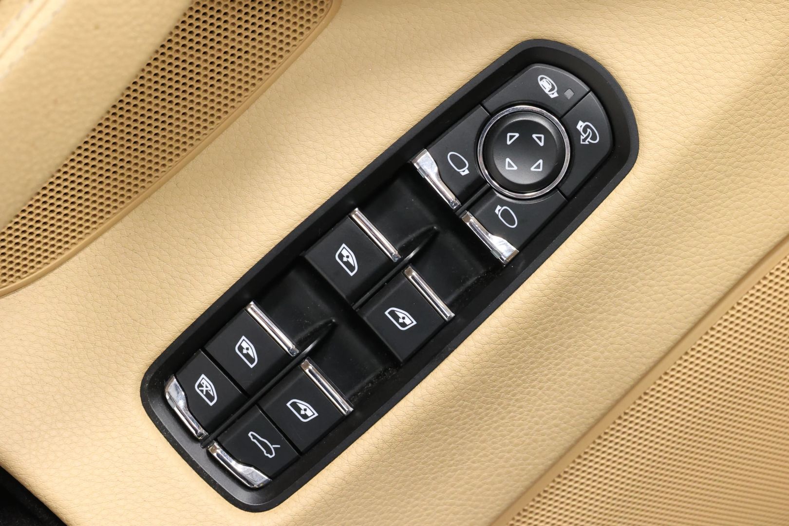 2014 Porsche Panamera - Image 10