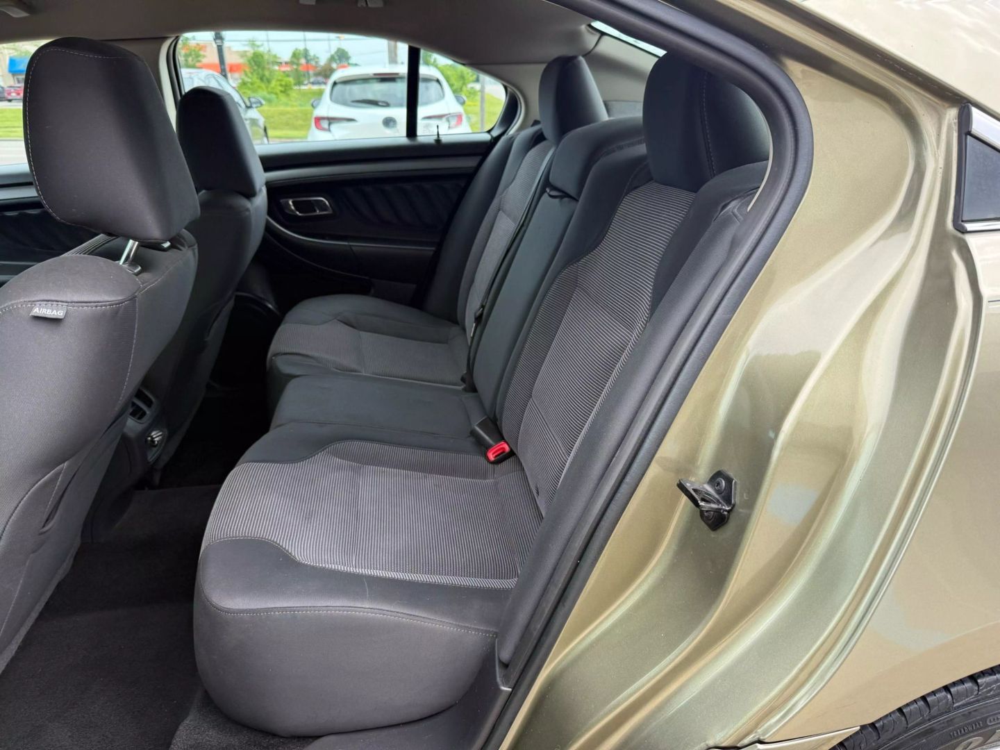 2012 Ford Taurus - Image 20