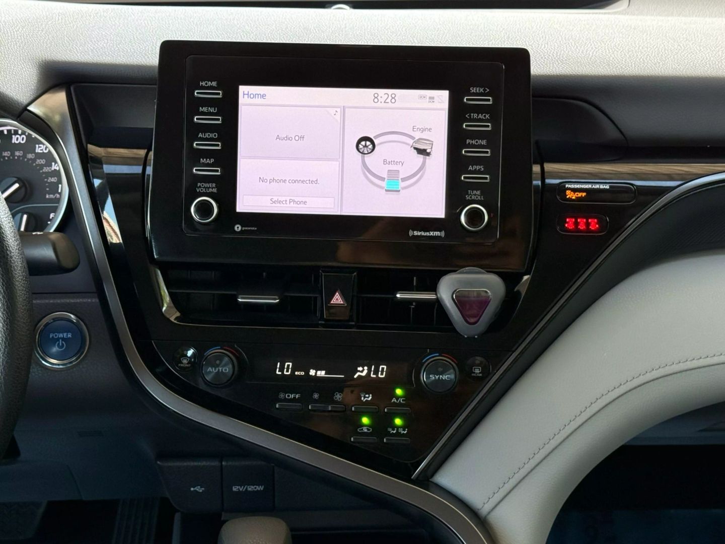 2022 Toyota Camry Hybrid - Image 28