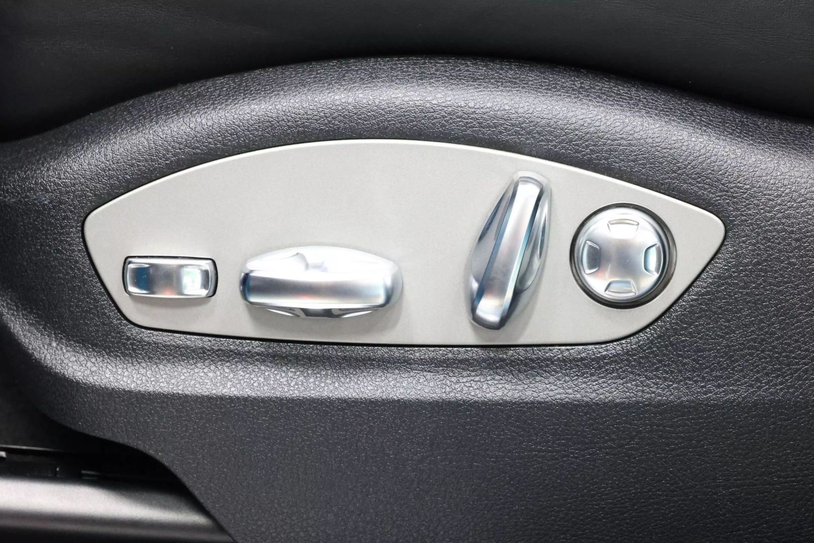 2022 Porsche Macan - Image 13