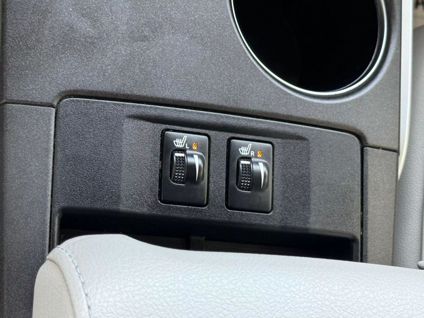 2016 Toyota Camry - Image 30