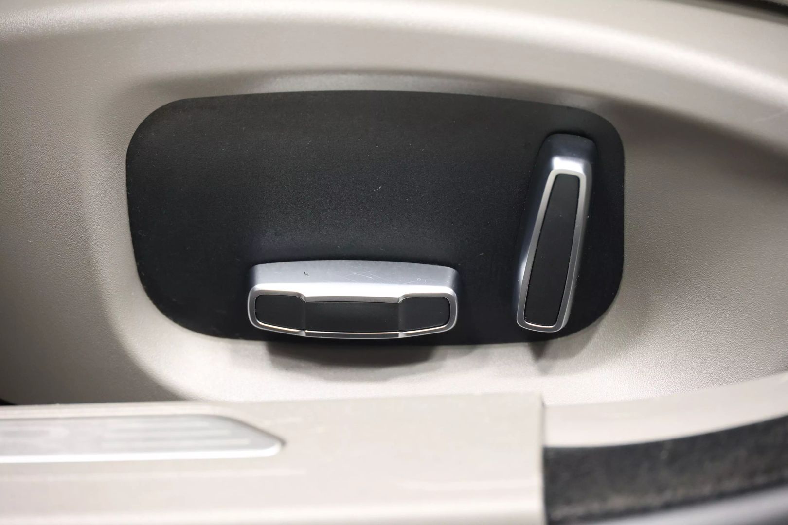 2019 Jaguar Xe - Image 17