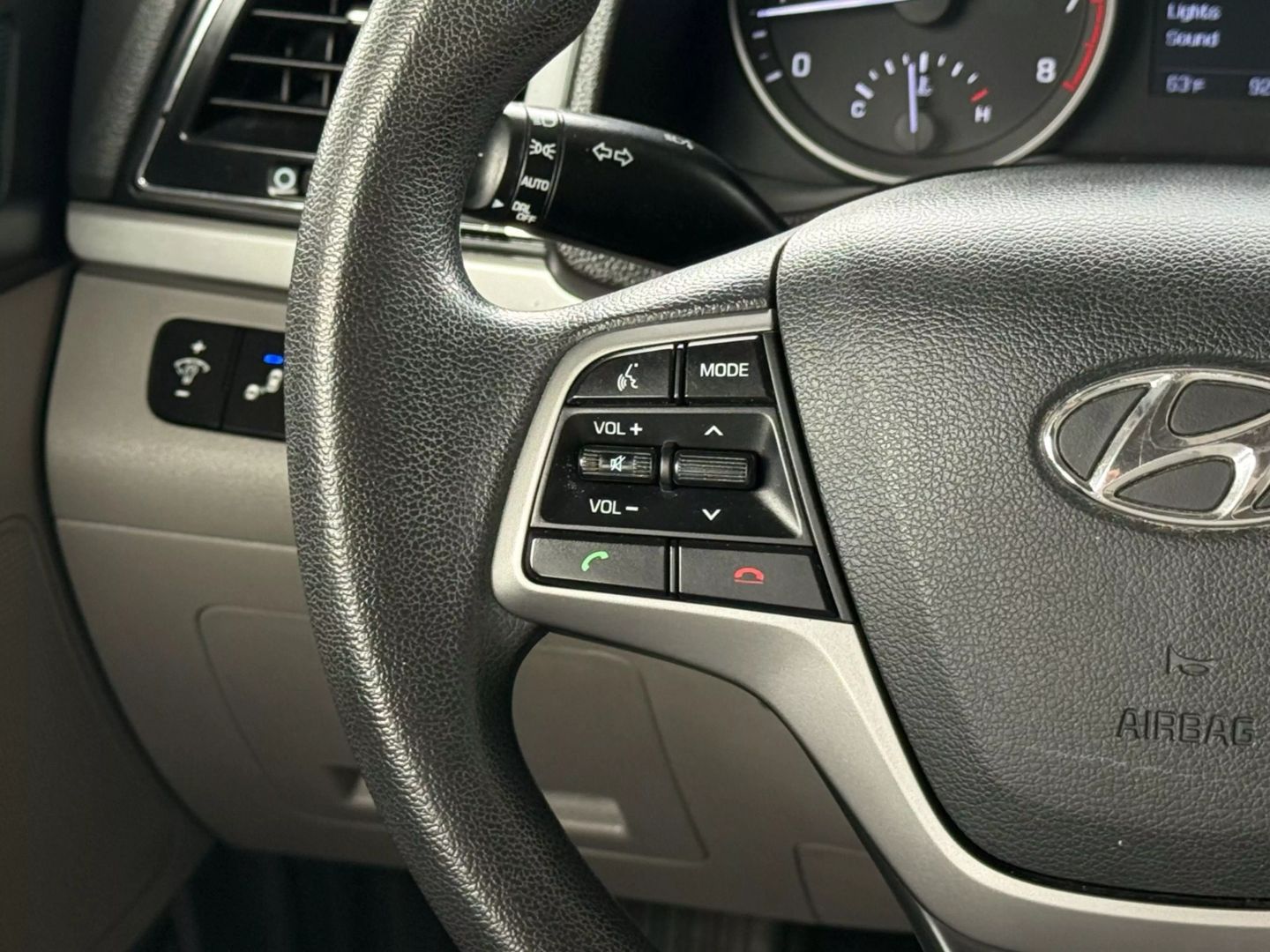 2018 Hyundai Elantra - Image 31