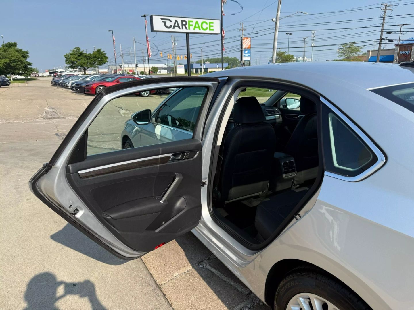 2017 Volkswagen Passat - Image 19