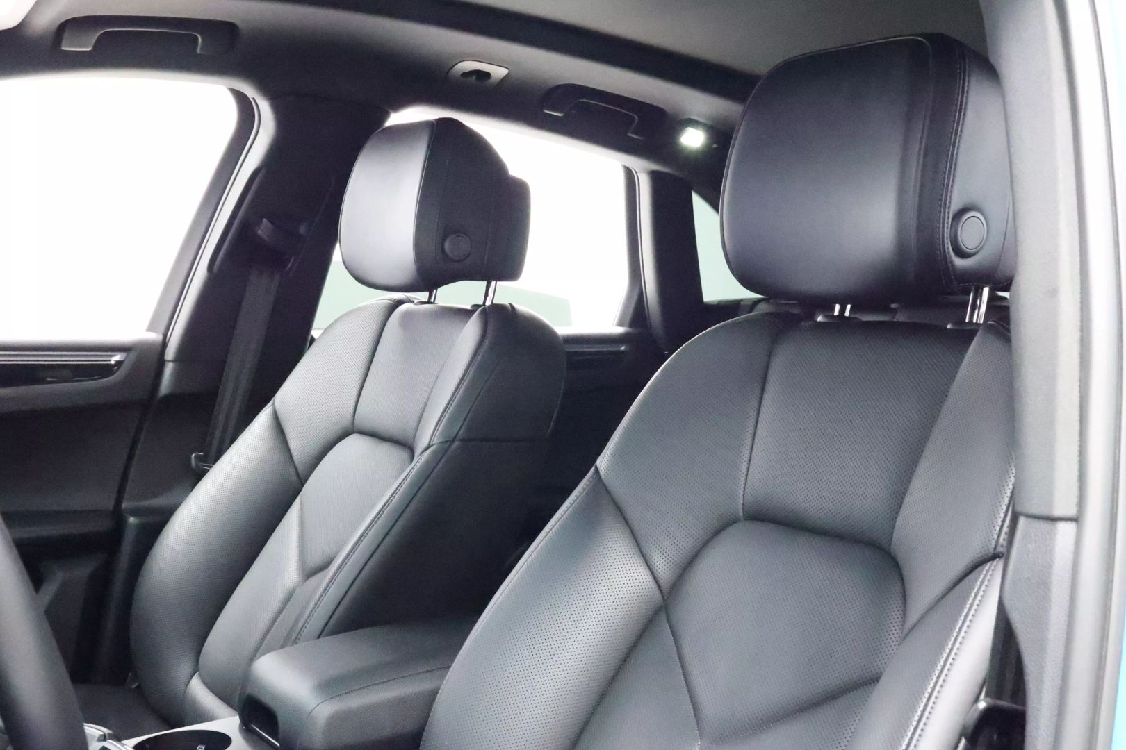 2022 Porsche Macan - Image 17