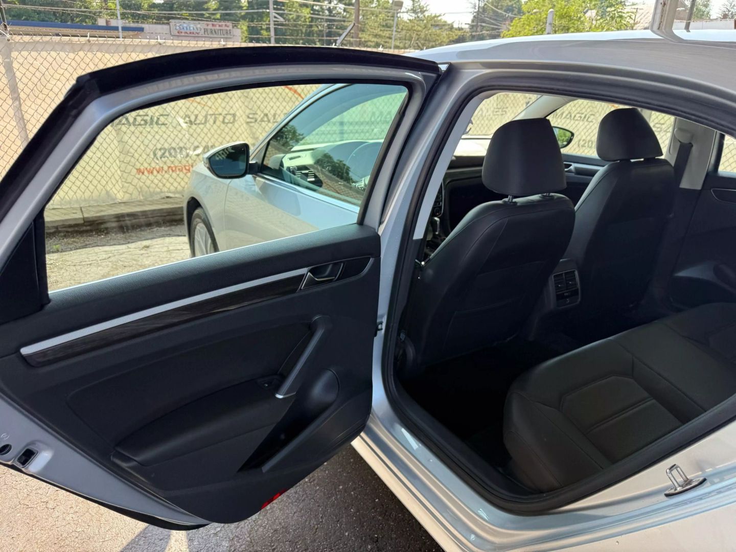 2018 Volkswagen Passat - Image 17