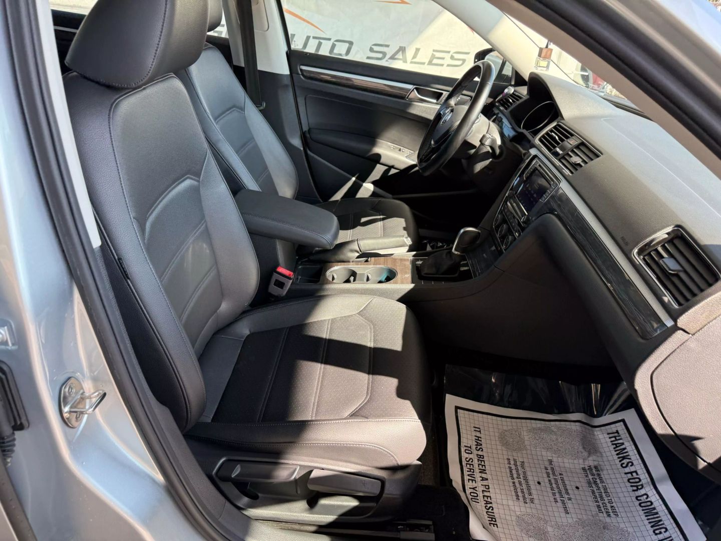 2018 Volkswagen Passat - Image 25