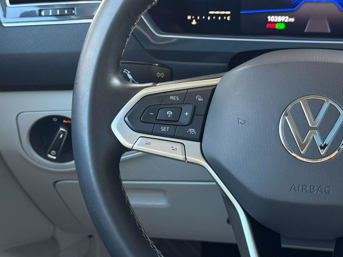 2022 Volkswagen Tiguan - Image 34
