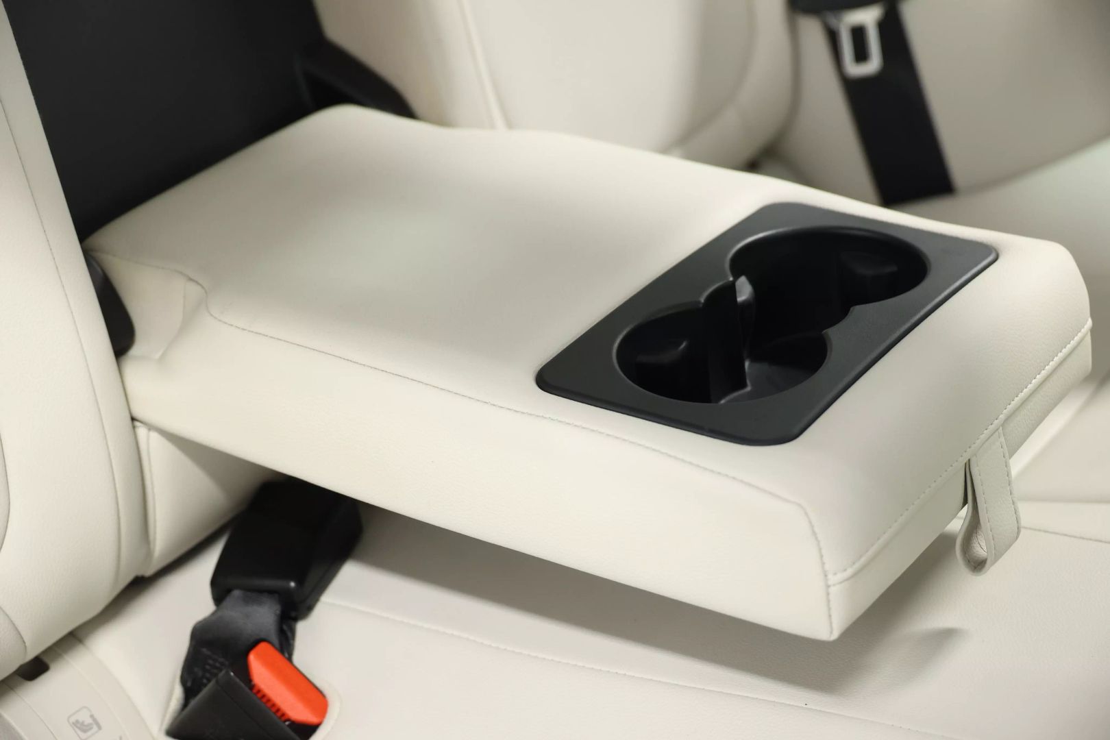 2019 Jaguar Xe - Image 73