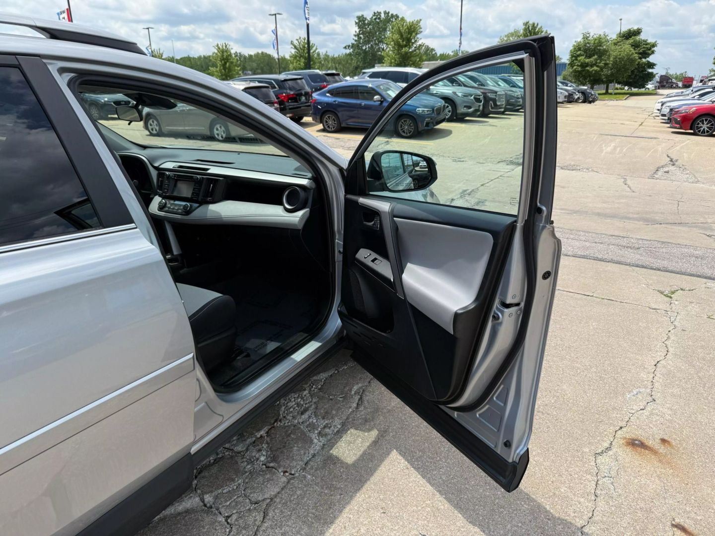 2017 Toyota Rav4 - Image 23