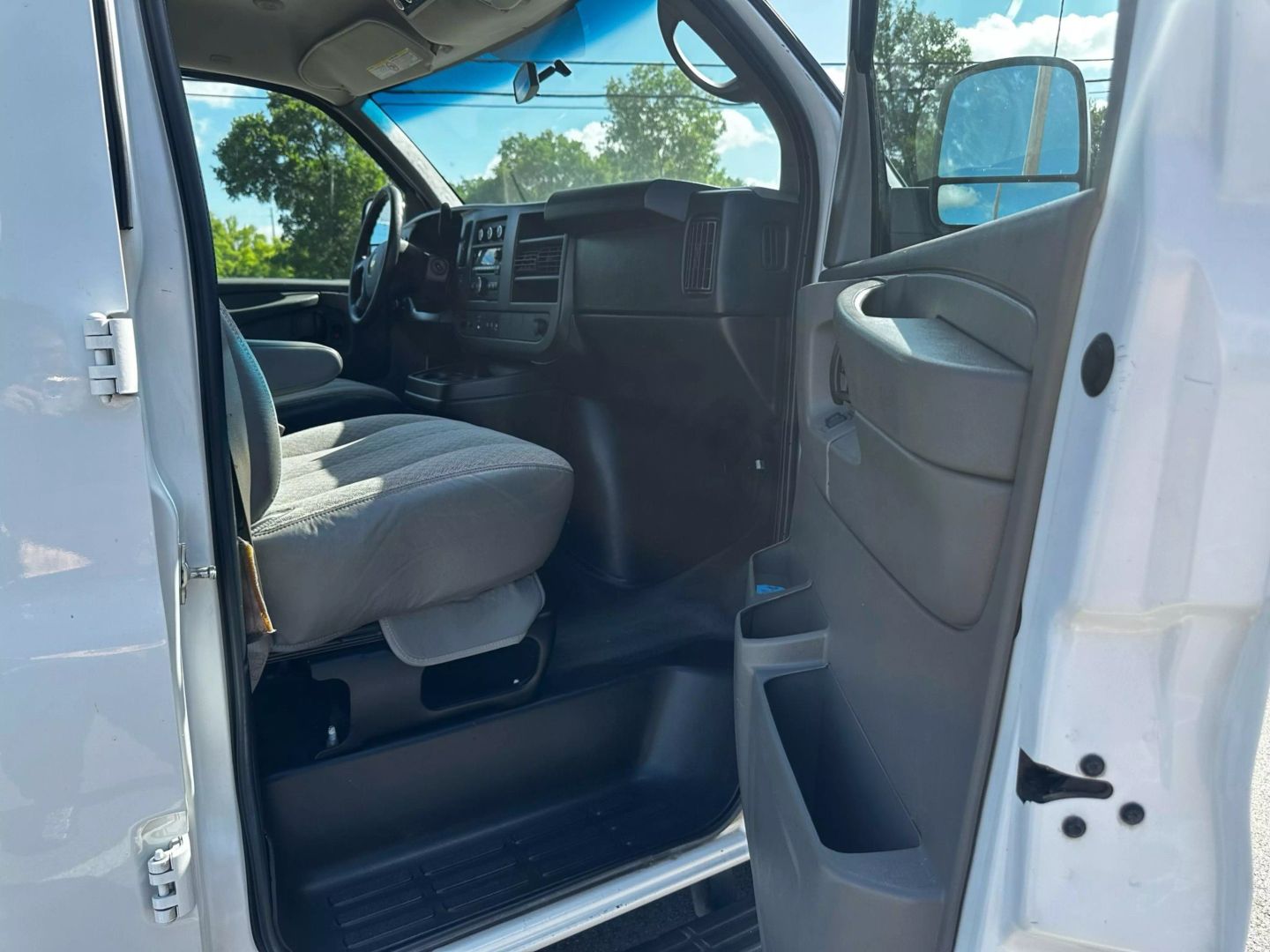 2014 Chevrolet Express 3500 Passenger - Image 24