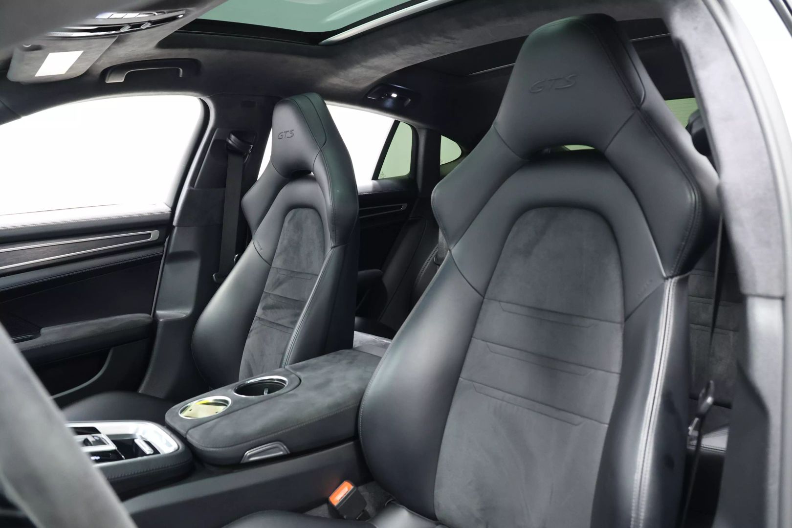 2020 Porsche Panamera - Image 16