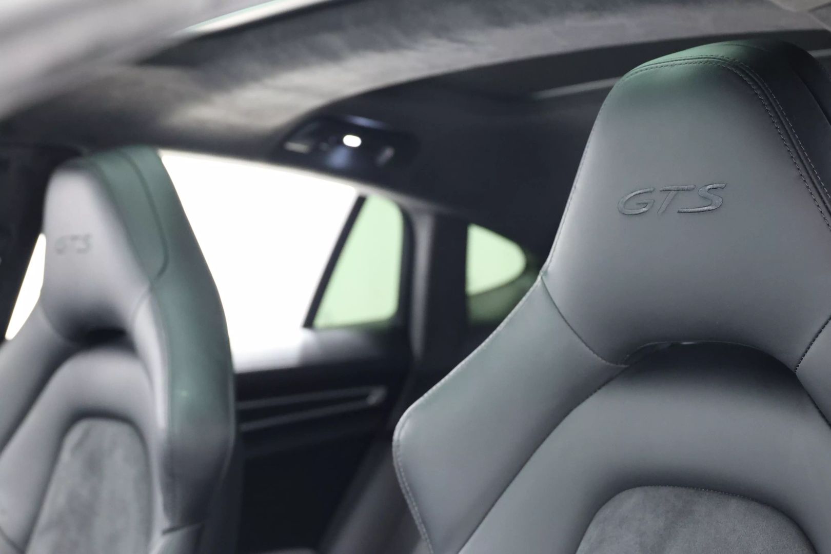 2020 Porsche Panamera - Image 18