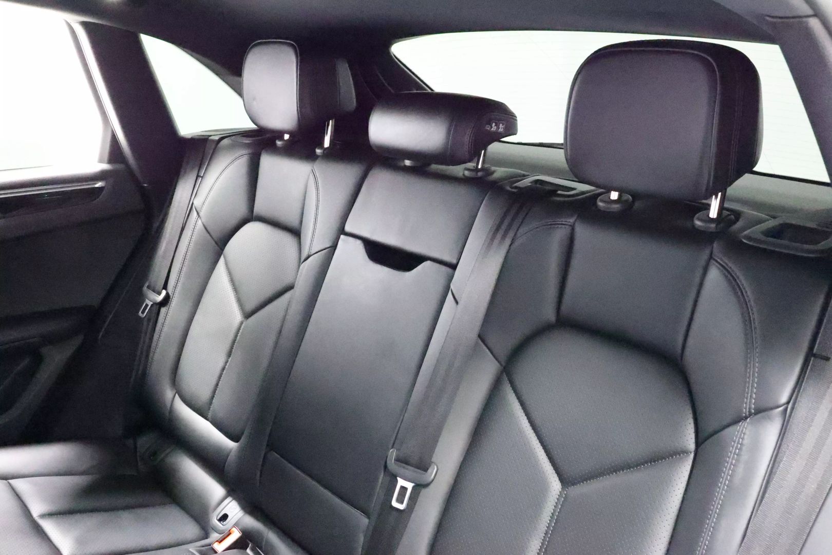 2022 Porsche Macan - Image 49