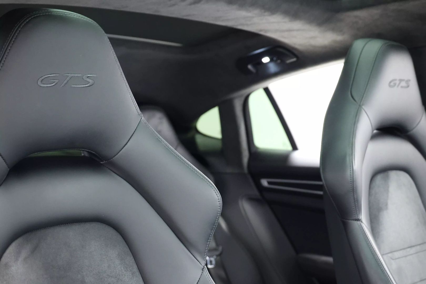 2020 Porsche Panamera - Image 100