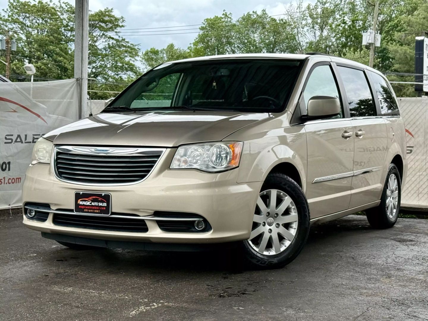 2013 Chrysler Town & Country - Image 1