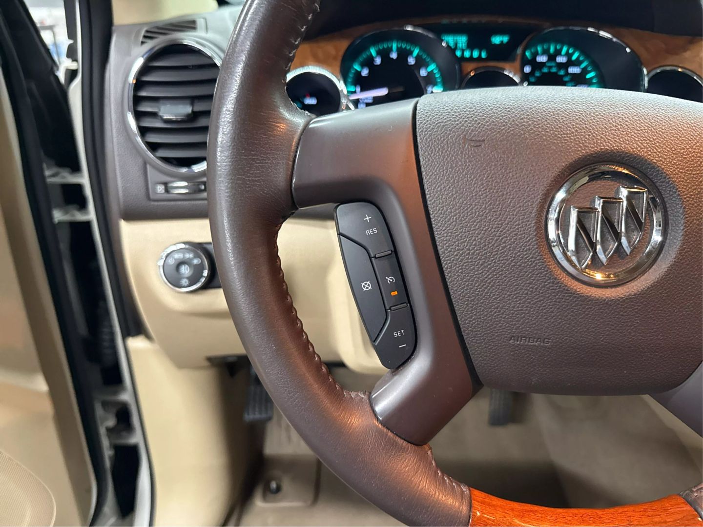 2011 Buick Enclave - Image 24