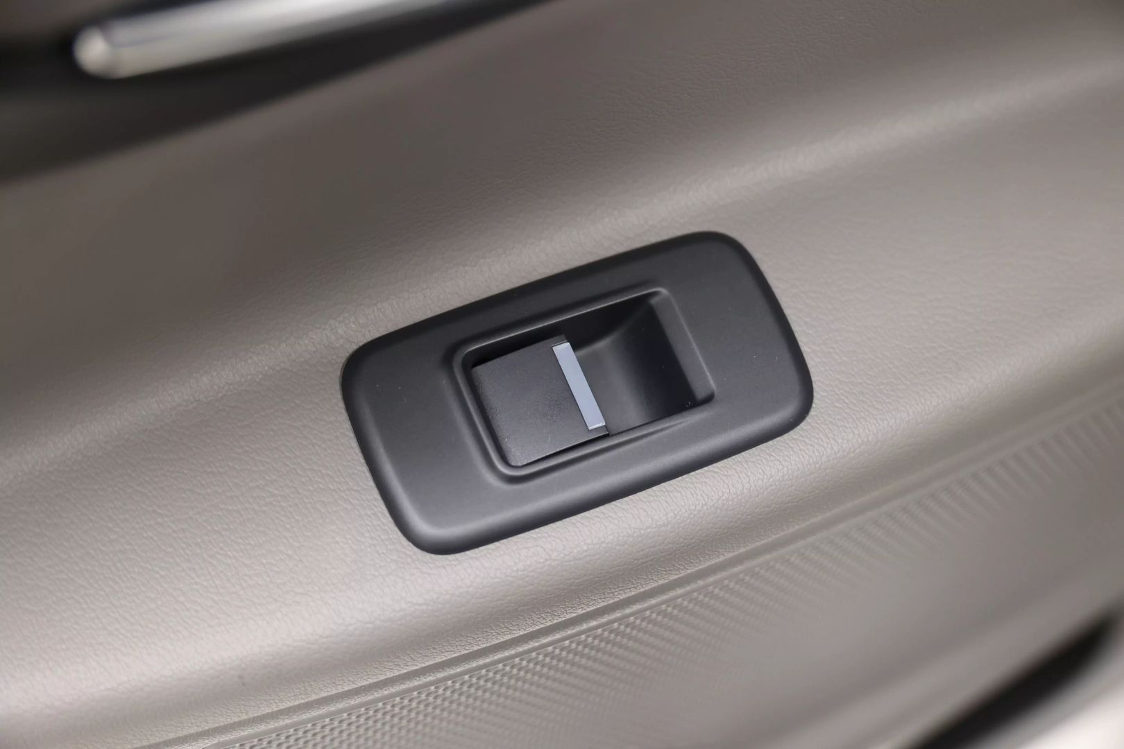 2019 Jaguar Xe - Image 48