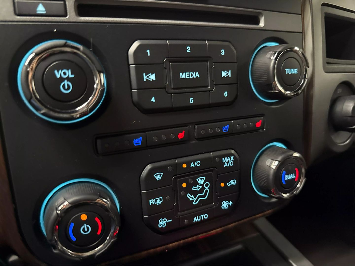 2017 Ford Expedition - Image 32