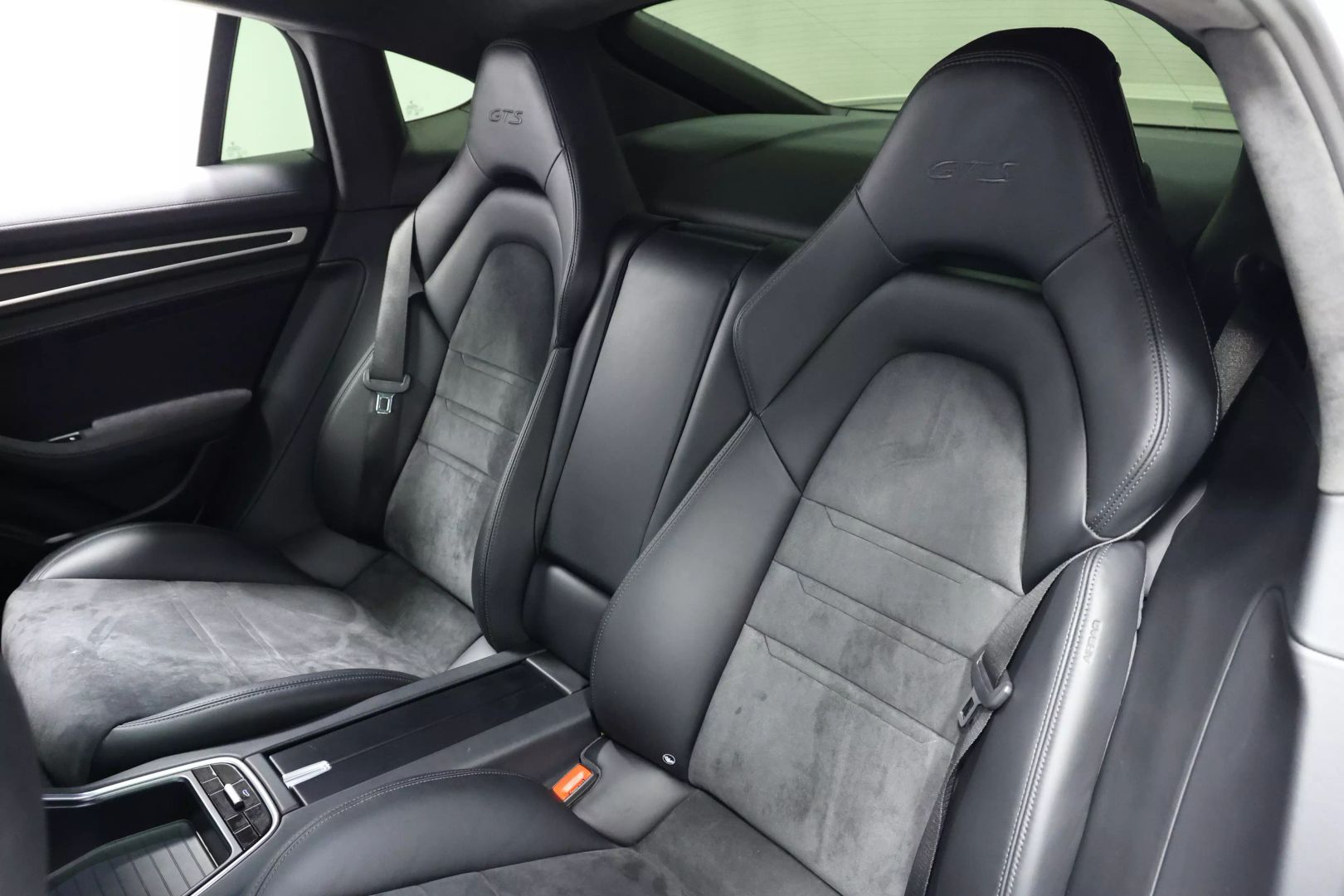 2020 Porsche Panamera - Image 56