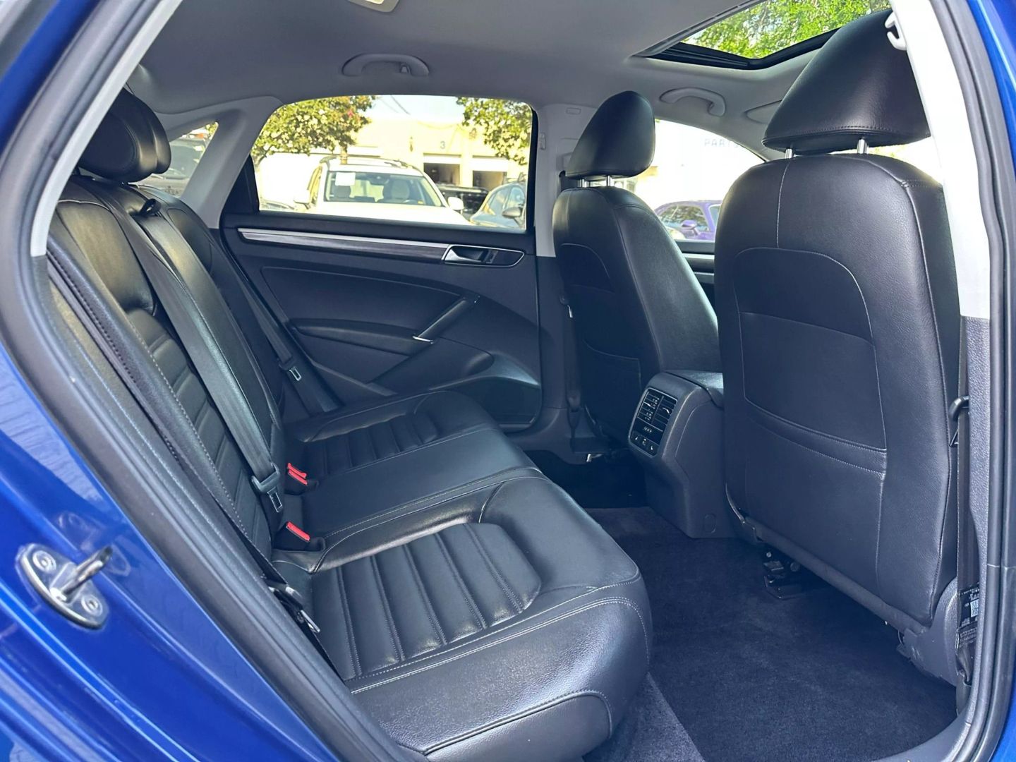 2017 Volkswagen Passat - Image 24
