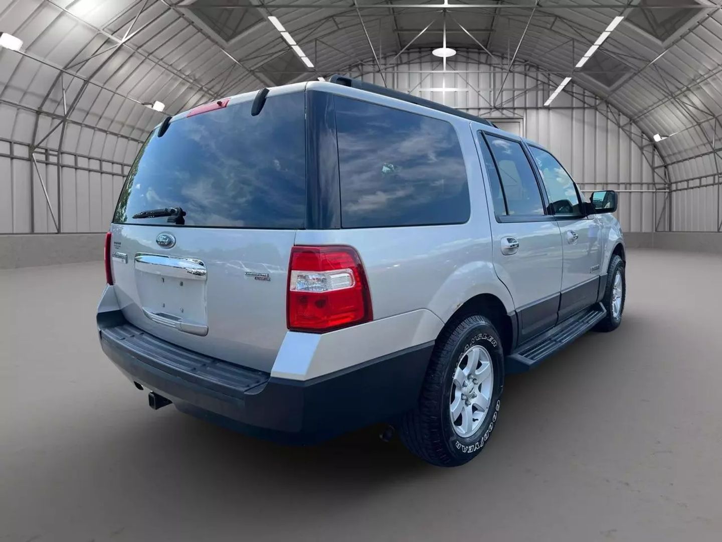 Used 2007 Ford Expedition XLT with VIN 1FMFU16557LA57984 for sale in Kansas City