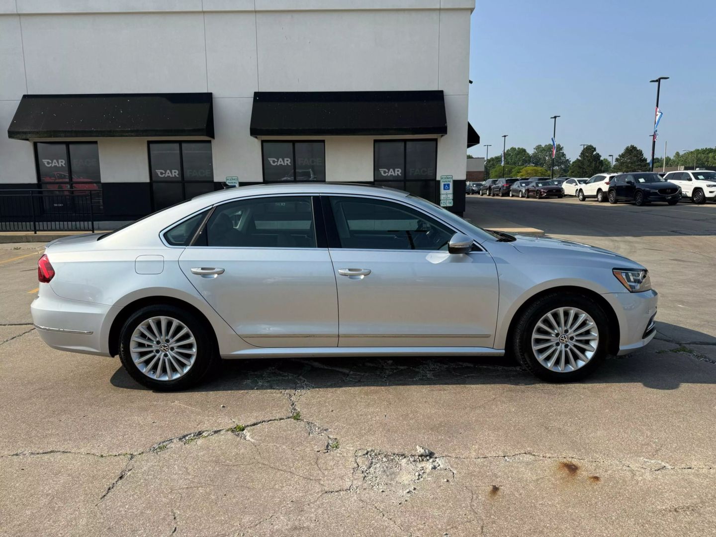 2017 Volkswagen Passat - Image 15