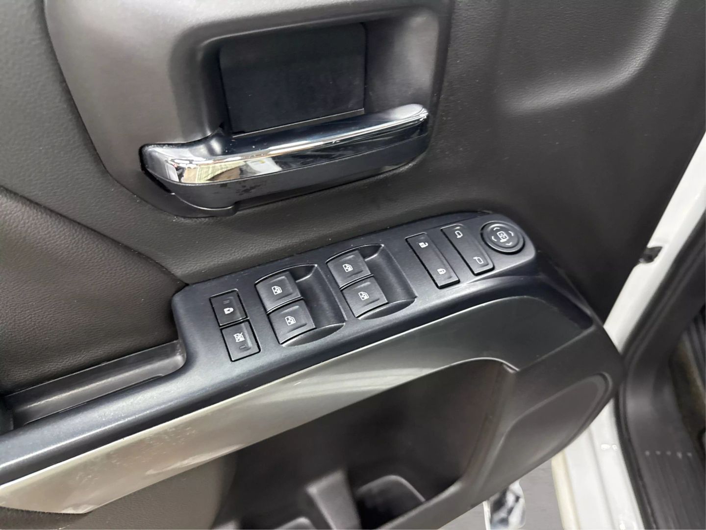 2017 Chevrolet Silverado 1500 Crew Cab - Image 23