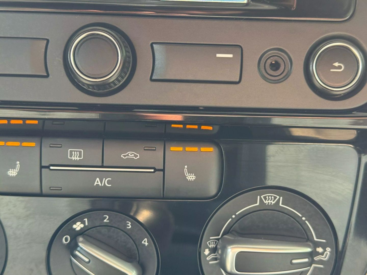 2015 Volkswagen Jetta - Image 30