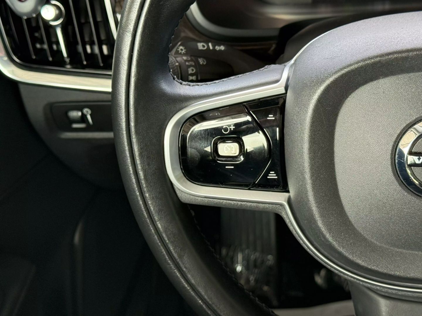 2018 Volvo S90 - Image 34
