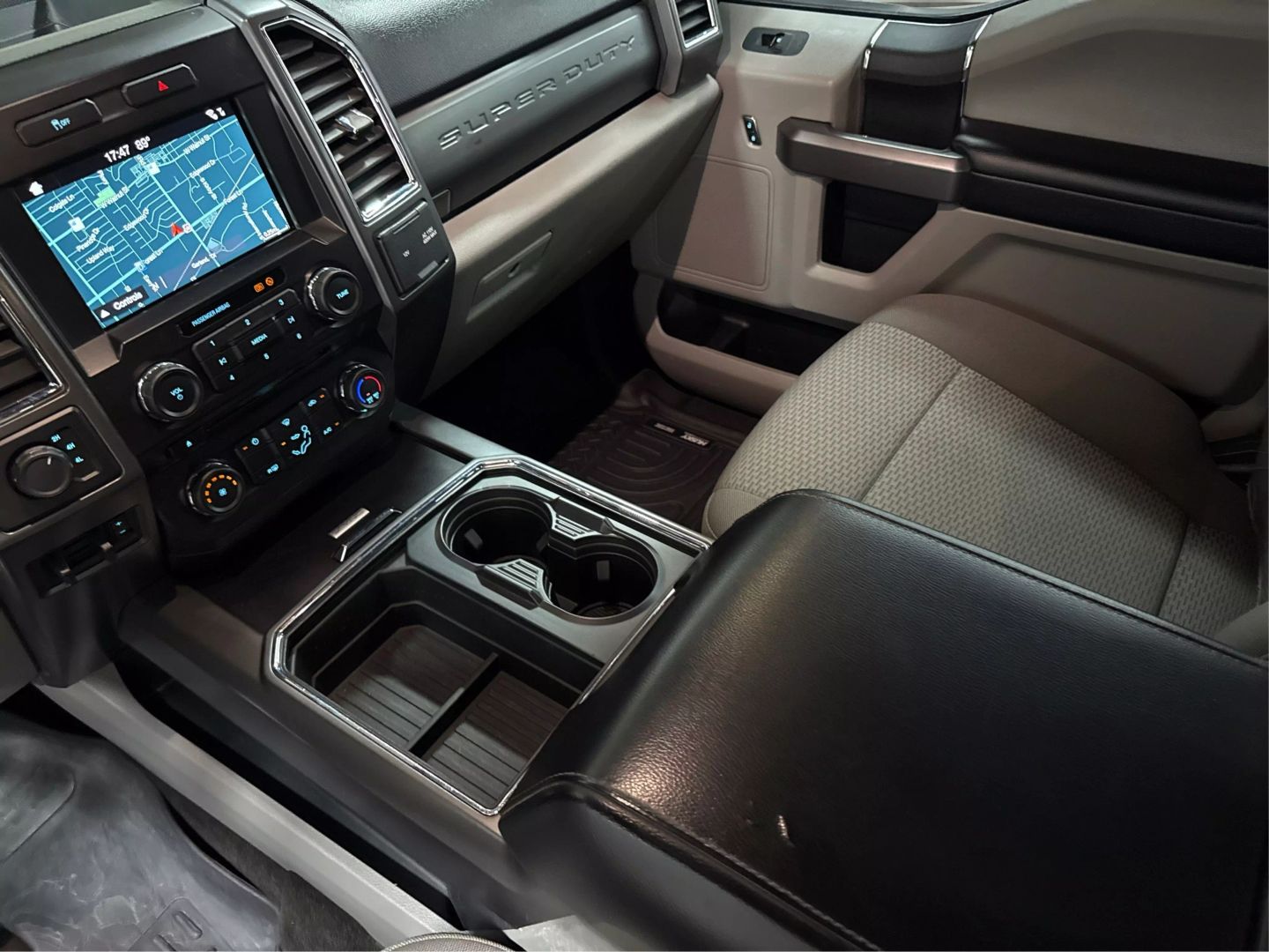 2017 Ford F250 Super Duty Crew Cab - Image 31