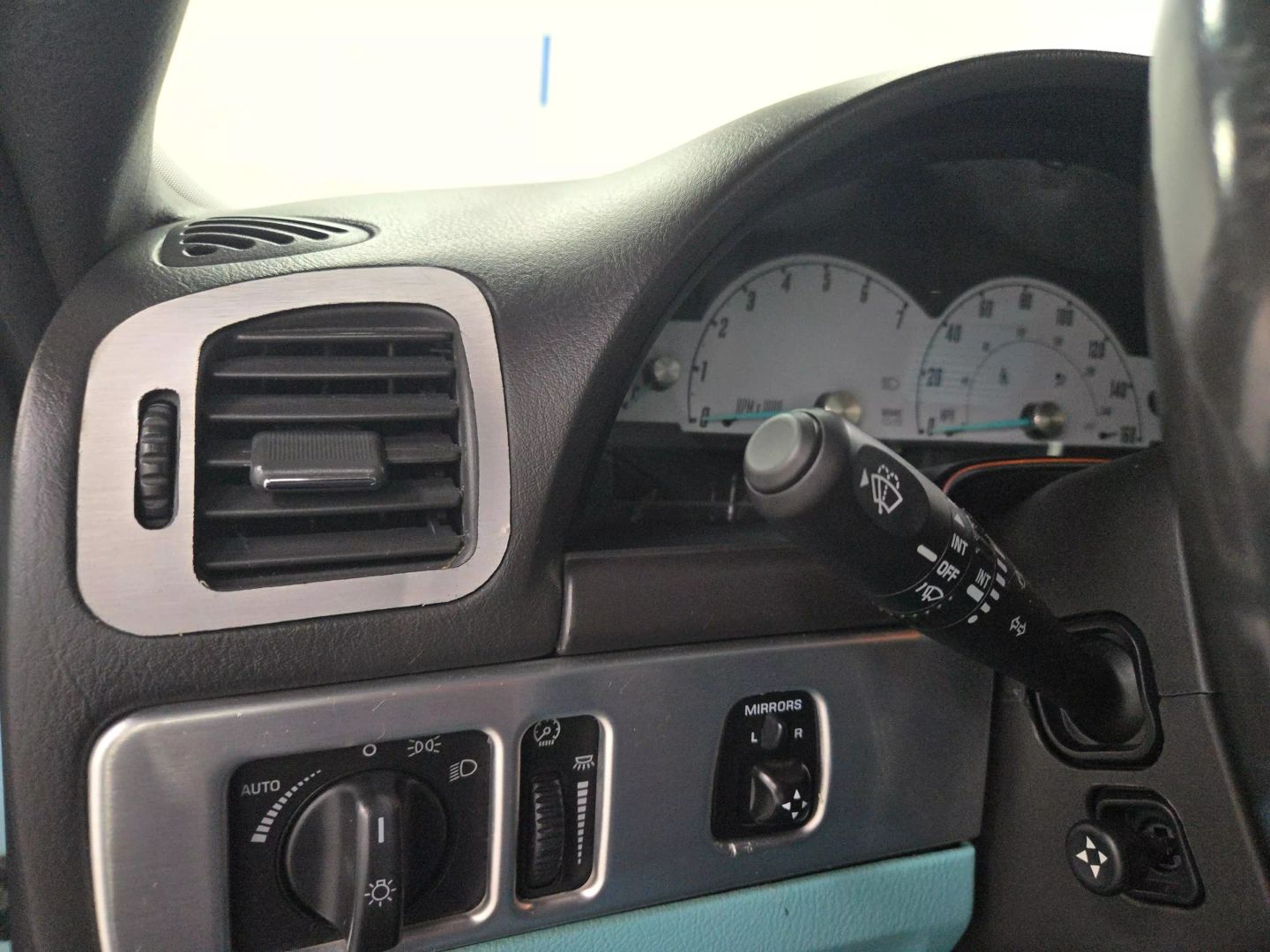 2002 Ford Thunderbird - Image 17