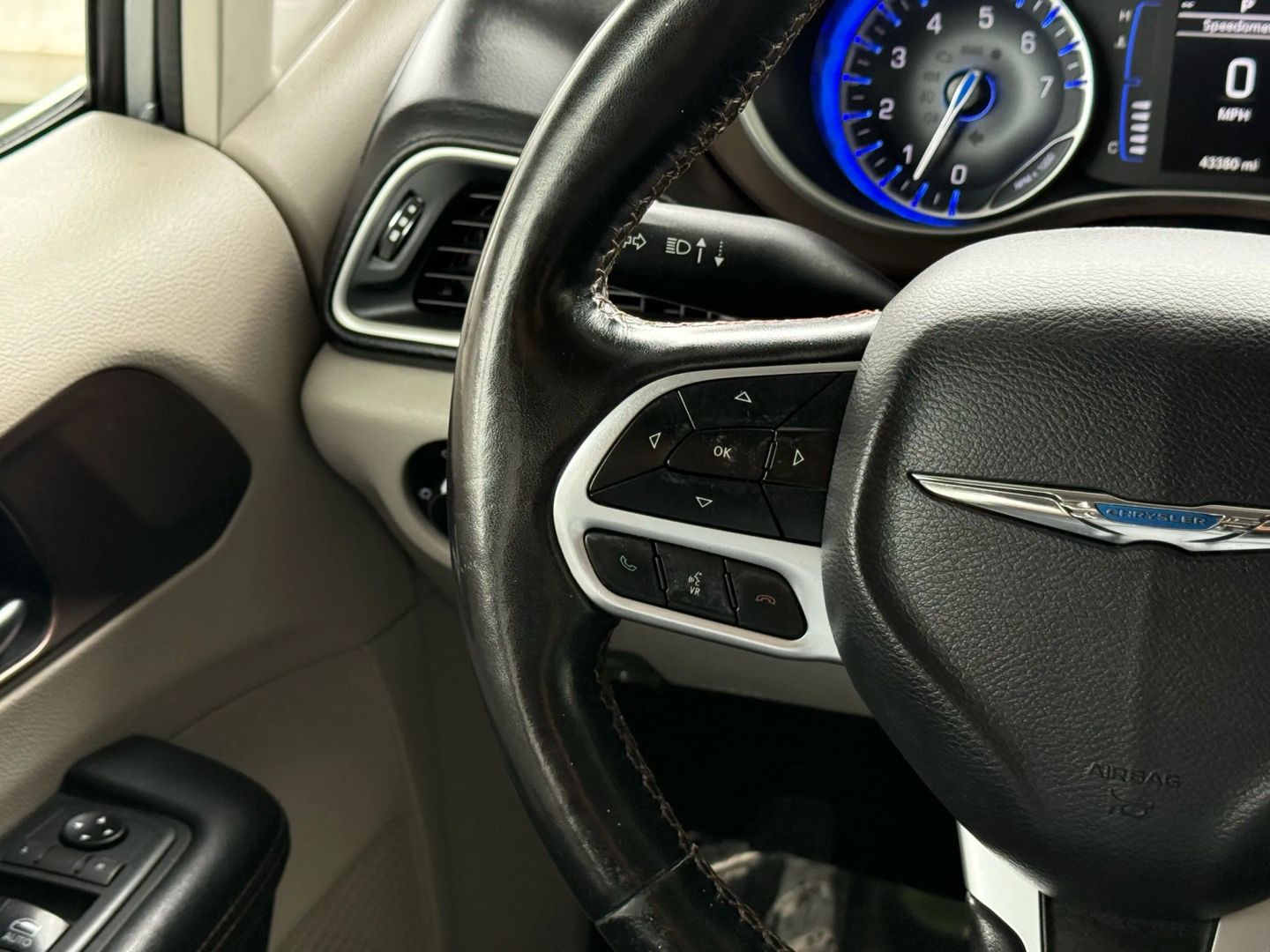 2019 Chrysler Pacifica - Image 32