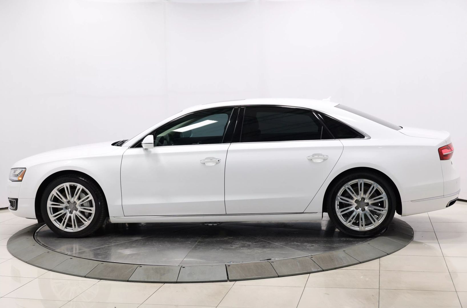 2015 Audi A8 - Image 6