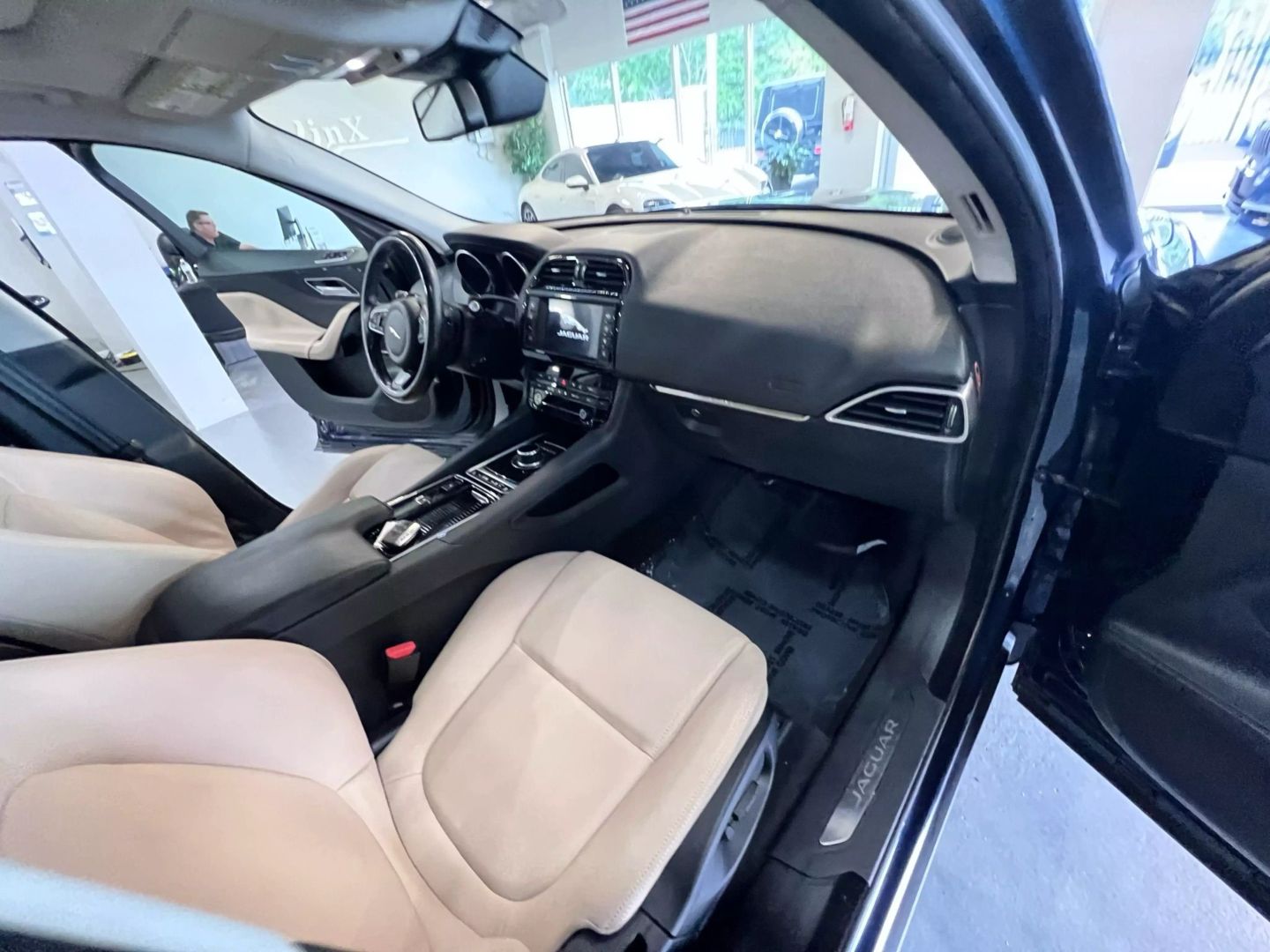 2018 Jaguar F-pace 25t Premium Sport Utility 4d - Image 26