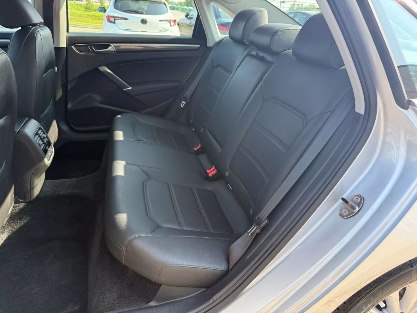 2017 Volkswagen Passat - Image 20