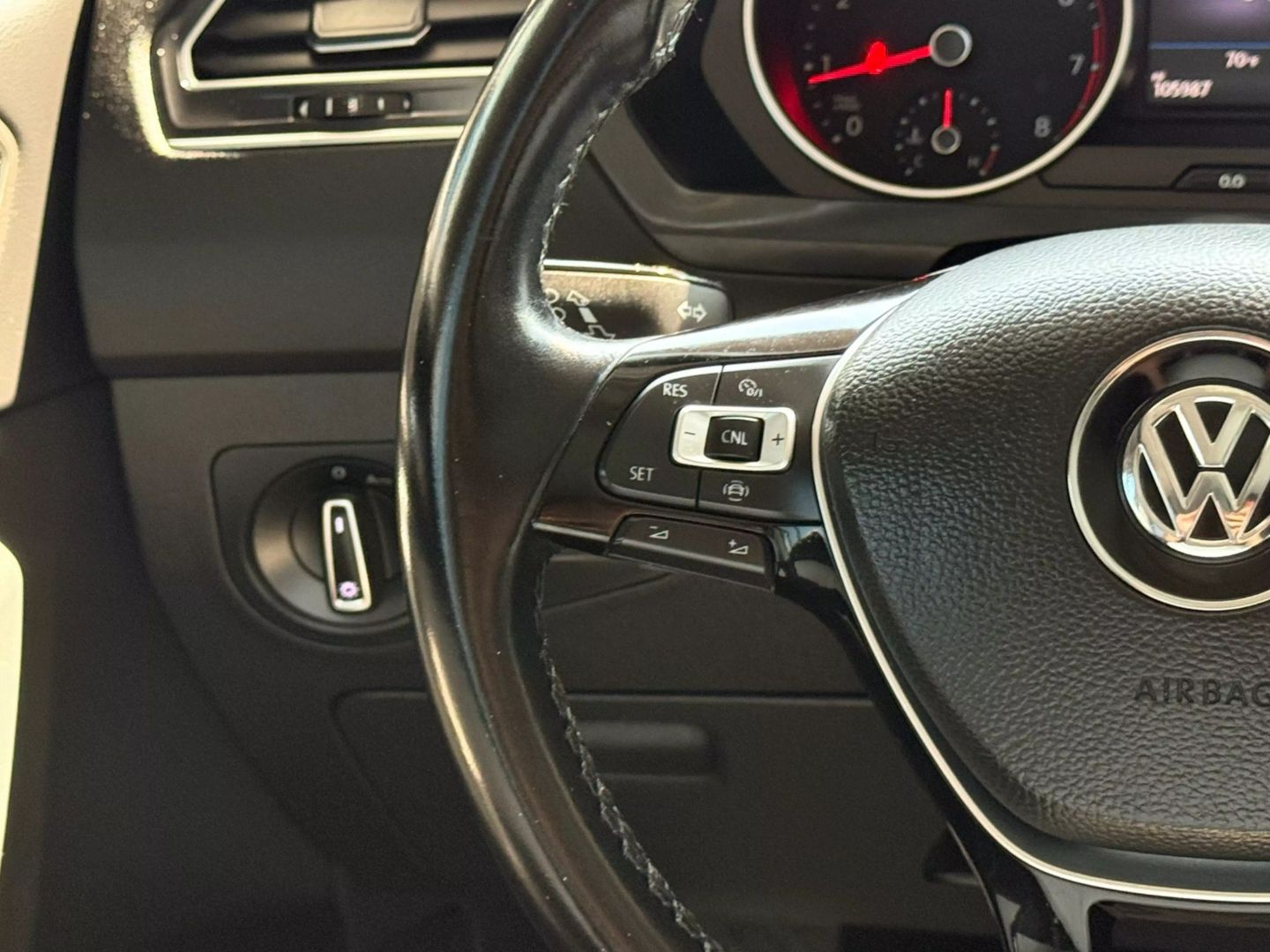 2019 Volkswagen Tiguan - Image 31