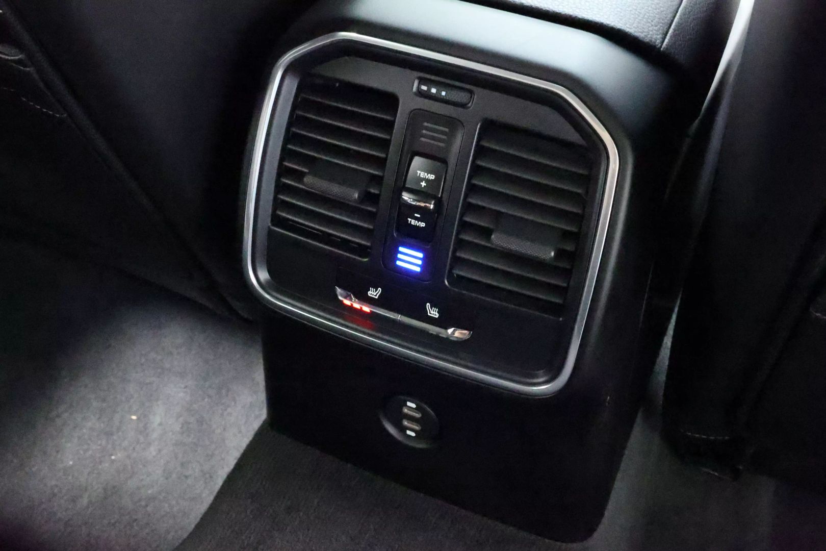 2022 Porsche Macan - Image 75
