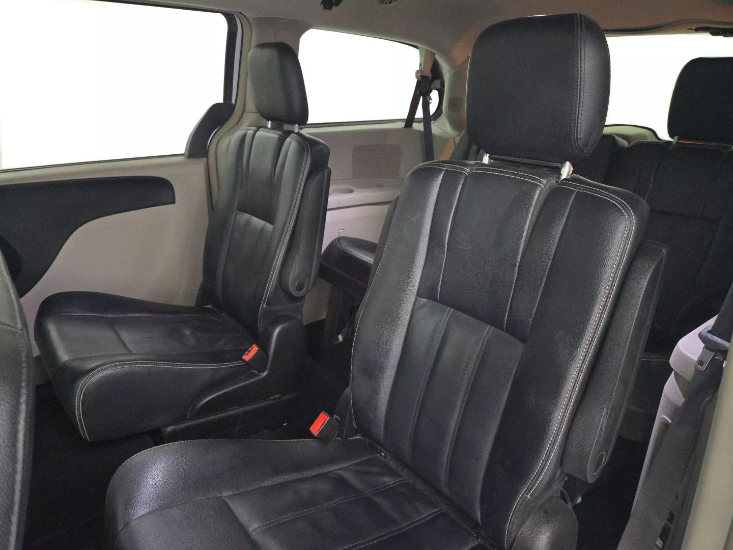 2015 Chrysler Town & Country - Image 14